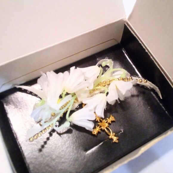 Vintage Avon Season of Lilies Pin 1995 Christian Religious - Picture 2 of 7